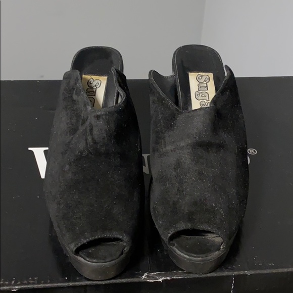 Sugar Black suede open toe heels. 3” heels. Size 8 - Picture 5 of 8